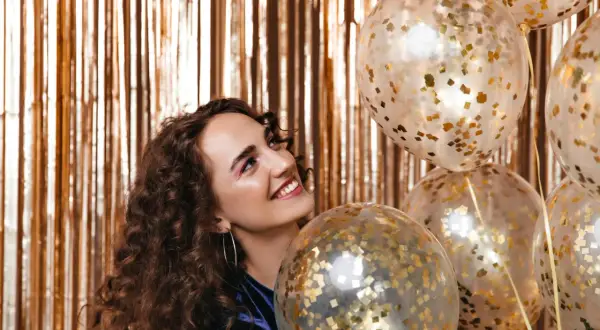 Jak napełnić balon konfetti? Spraw, by przylegało do ścianek!