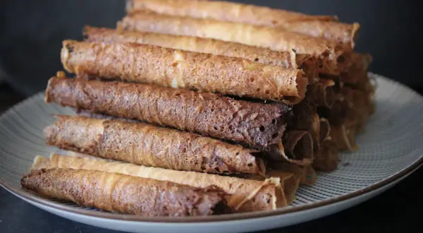 En hög med gyllenbruna rullrån på en tallrik. Perfekt för ett enkelt rullrån recept.