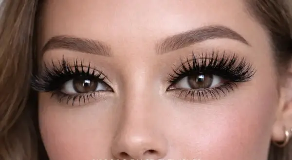 Un regard intense grâce à un maquillage des cils spectaculaire. Des cils longs et volumineux pour un effet glamour assuré.
