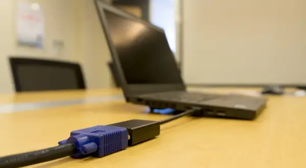 Laptop do rzutnika: Podłącz łatwo, rozwiąż problemy (Win/Mac)