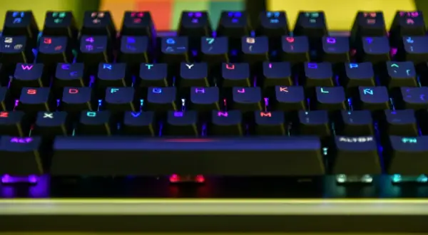 Klawiatura ważona z kolorowym podświetleniem RGB. Litery i cyfry na klawiszach świecą na niebiesko, czerwono i zielono.