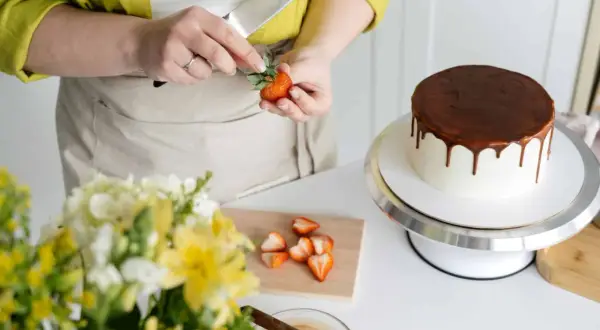 Jak zrobić ozdoby na torta? Proste triki na efekt "wow"!