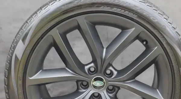 Felga do Range Rover Autobiography z oponą Pirelli Scorpion Zero All Season.