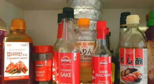Szafka z azjatyckimi przyprawami: sosy, mirin seasoning, sake, sezam.