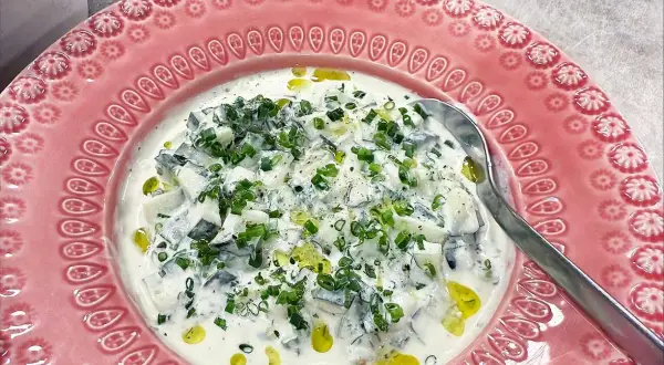 En krämig kall soppa med gurka, ägg och dill. Perfekt sommarrecept med dillolja.