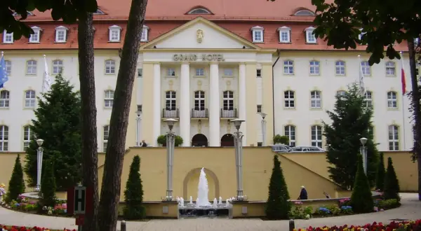 Grand Hotel w Sopocie z fontanną i ogrodem.