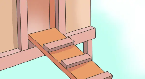 Detalle de una rampa con peldaños para un gallinero. Paso a paso, como hacer un gallinero seguro y funcional para tus aves.