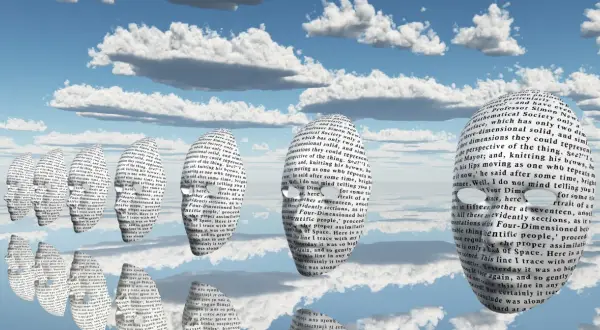 Pływające maski z tekstem, niczym fragmenty snu, odzwierciedlają surrealizm w literaturze.