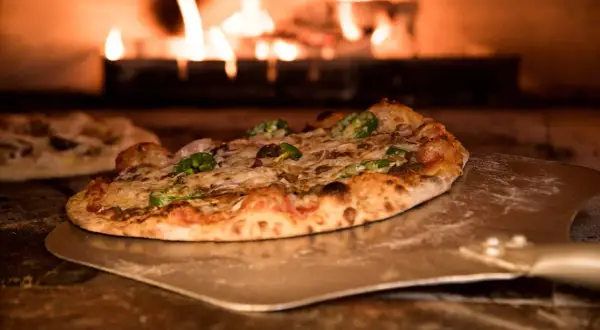 Ile pizz dziennie sprzedaje pizzeria? Poznaj realne zarobki!