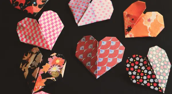 Kolorowe serca origami, idealne na imieniny Mai. Wzory inspirowane Japonią: kwiaty, wachlarze, ptaki.