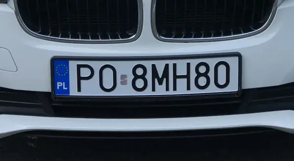 Tablica rejestracyjna PO 8MH80, wskazująca na rejestrację w Poznaniu.