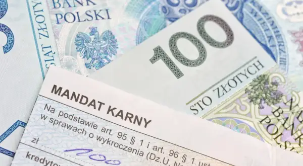 Mandat karny i banknot 100 zł. Chcesz wiedzieć, jak zapłacić mandat mBank? Tutaj znajdziesz potrzebne informacje.
