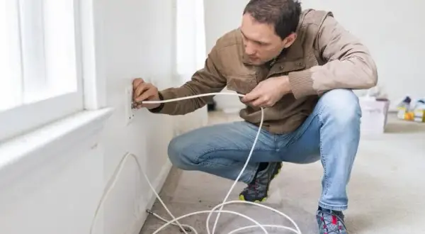 Czym przykleić kabel do ściany, aby uniknąć uszkodzeń i kłopotów?