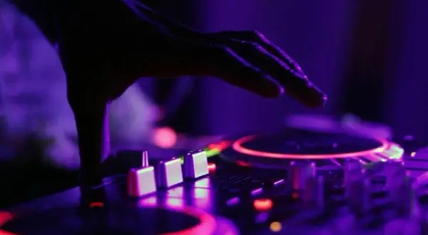 Jak zostać DJ-em w Polsce? Zarobki, sprzęt i pierwsze zlecenia