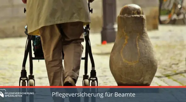 Eine Person mit einem Rollator geht über einen gepflasterten Weg. Im unteren Bereich steht "Pflegeversicherung für Beamte".