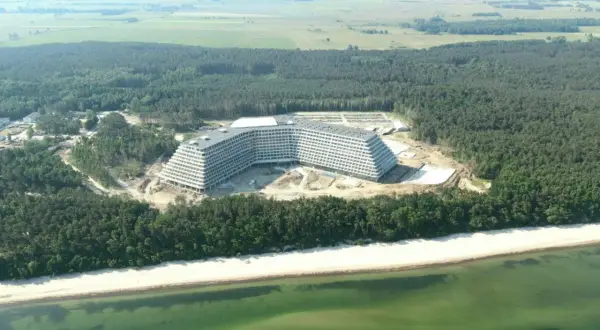 Budowa hotelu Gołębiewski w Pobierowie, widok z lotu ptaka na obiekt w otoczeniu lasu i plaży.