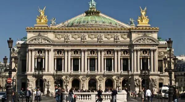 Paryska Opera Garnier, arcydzieło historyzmu, z bogatymi zdobieniami i złotymi rzeźbami.