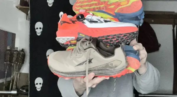 Trois paires de chaussures de trail colorées, empilées. Peut-on courir avec des chaussures de trail sur route ?