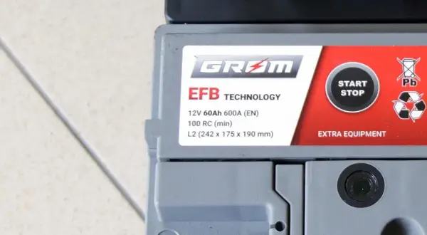 Akumulator EFB 12V 60Ah 600A. Zastanawiasz się, czym ładować taki akumulator? Sprawdź instrukcję lub użyj prostownika do akumulatorów EFB.