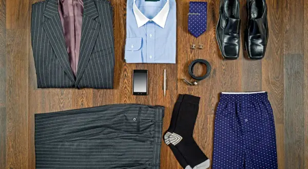 Eleganckie męskie stylizacje: garnitur w prążki, błękitna koszula, krawat, buty, pasek, skarpetki i bokserki.