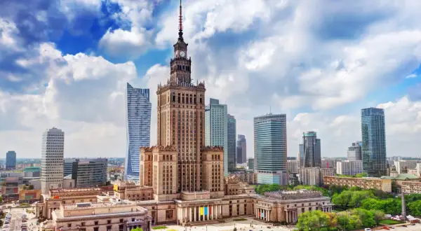 Pałac Kultury i Nauki oraz nowoczesne wieżowce tworzą panoramę stolicy. Odkryj fajne miejsca w Warszawie!