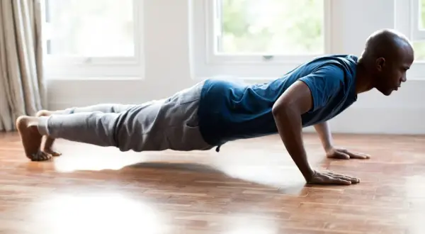 Lat-Training zuhause: Starker Rücken ohne Gym? So geht's!