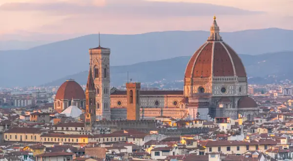 Vue panoramique de Florence au coucher du soleil, avec le Duomo et le campanile de Giotto. Idéal pour visiter Florence.