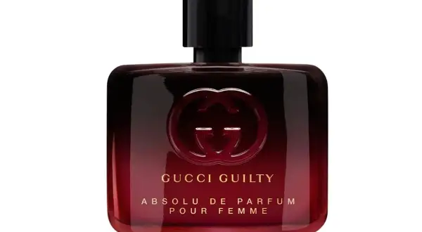 Elegancka butelka perfum Gucci Guilty Absolu de Parfum Pour Femme w odcieniach czerwieni i czerni.