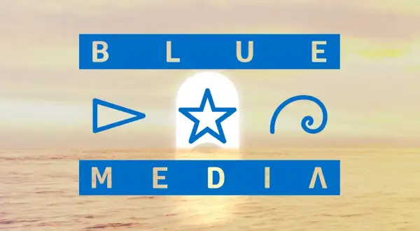 Logo BLUE MEDIA z ikonami: trójkąt, gwiazda, spirala. Tło to spokojne morze i niebo o zachodzie słońca.