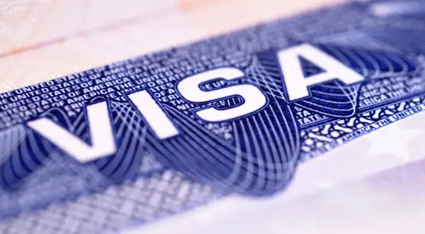 Zbliżenie na dokument z napisem "VISA" i tekstem "UNITED STATES OF AMERICA". To klucz do podróży do USA.