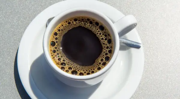 Ile kofeiny ma kawa? Konkretne liczby i bezpieczna dawka