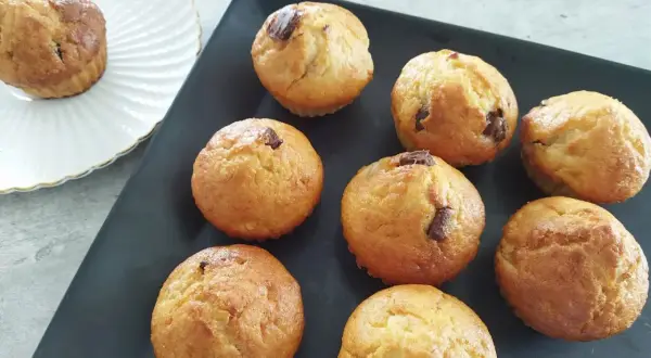 Pyszne muffiny bananowo czekoladowe, idealne na deser.
