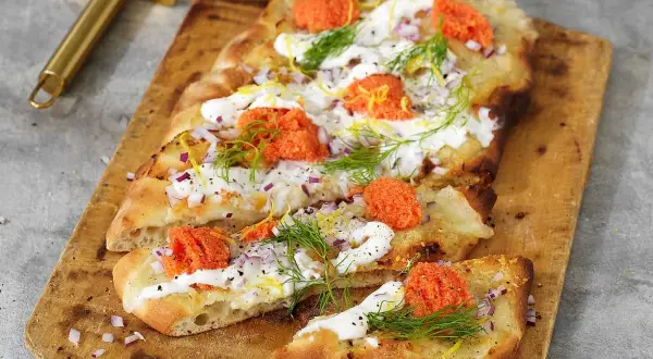 Flatbread med krämig topping, rom och dill. Ett enkelt ricotta recept som passar perfekt som förrätt eller tilltugg.