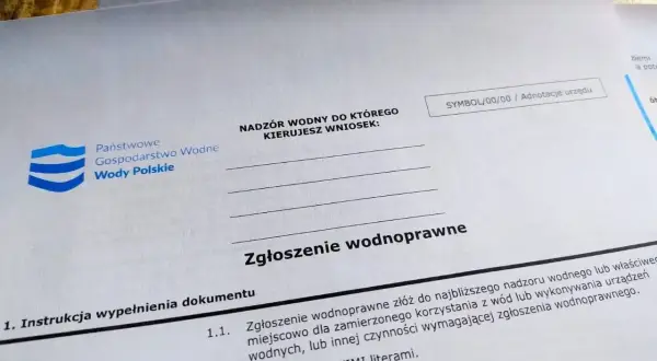 Formularz "Zgłoszenie wodnoprawne" z logo Wód Polskich. Dokument zawiera sekcje dotyczące nadzoru wodnego i instrukcji wypełniania.
