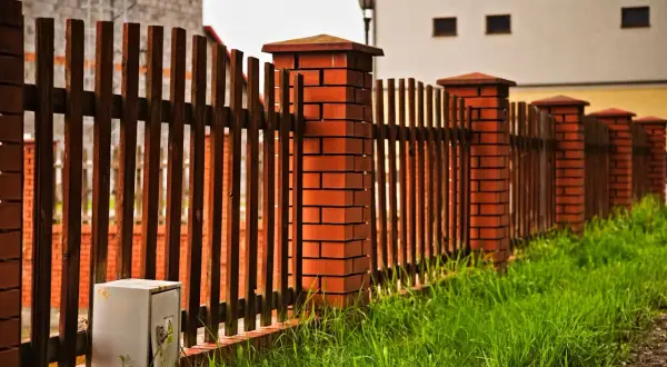Jak odliczyć ogrodzenie od podatku? Poradnik dla firm i osób