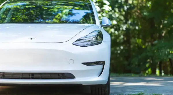 Najtańsza Tesla w Polsce: Cena, dopłaty i realne koszty posiadania