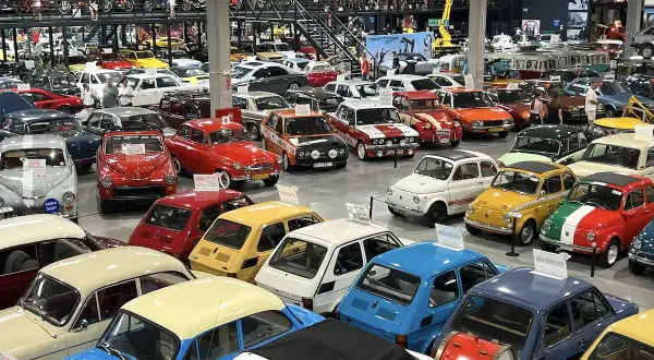 W muzeum motoryzacji Oława zobaczysz kolekcję klasycznych samochodów, od małych Fiatów po większe modele.