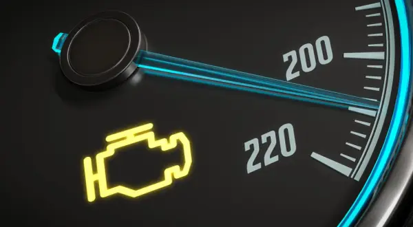 Gelbe Motorleuchte leuchtet auf dem Armaturenbrett. Ein Warnsignal, das auf ein Problem mit dem Motor hinweist.