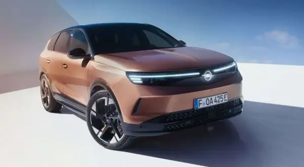 Nowy Opel Grandland w kolorze miedzianym, z nowoczesnymi światłami LED. Sprawdź jego atrakcyjną opel grandland cenę.