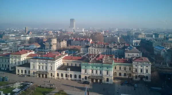 Widok na Dworzec Główny w Krakowie. Planujesz podróż do Krynicy-Zdroju? Sprawdź kraków krynica-zdrój rozkład jazdy!