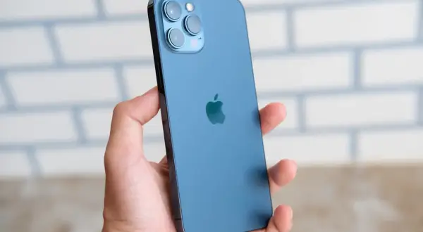 Main bleue, triple appareil photo, logo Apple. Les iphone 12 spécifications techniques sont impressionnantes.