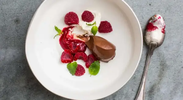 Chokladpudding med hallon och mynta. Ett elegant chokladpudding recept som ser lika gott ut som det smakar.
