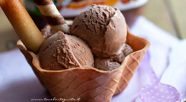 Coppa di gelato alla nutella fatto in casa, con cialda croccante e biscotti.