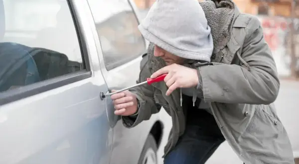 Ladrón intenta forzar la puerta de un coche, quizás el coche mas robado en España.