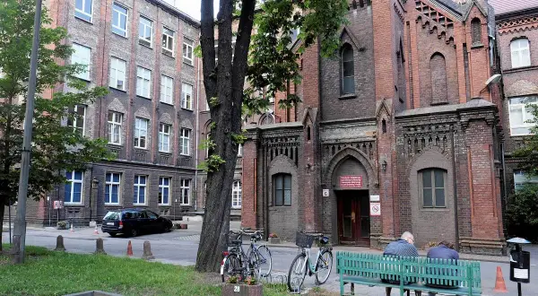Szpital Degi Poznań: Jak znaleźć pomoc w ortopedii i rehabilitacji?