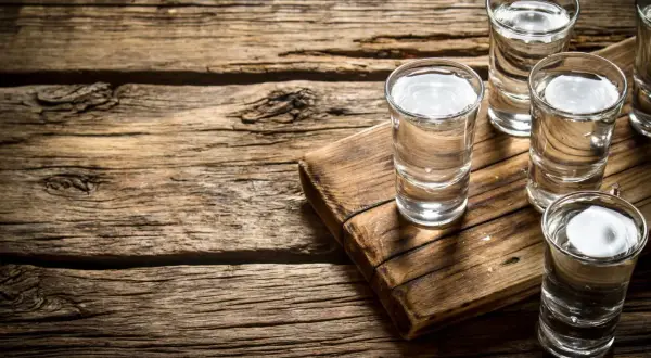 Ile kalorii ma wódka? Sprawdź, jak wpływa na dietę i zdrowie