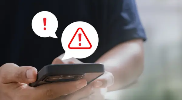 Ostrzeżenie na telefonie! Uważaj na oszustwa typu vishing, które mogą próbować wyłudzić Twoje dane.