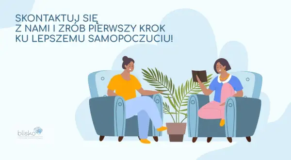 Dwie kobiety siedzą w fotelach, rozmawiając. To inspiracja, jak radzić sobie z samotnością i zrobić pierwszy krok ku lepszemu samopoczuciu.