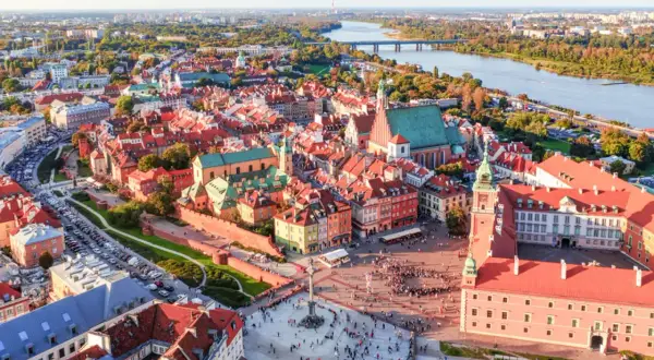 Luftaufnahme von Warschau mit dem Königsschloss und dem Marktplatz. Die beste Reisezeit Polen ist oft im Spätsommer, wenn das Wetter angenehm ist.