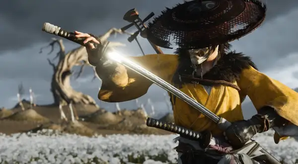 Ein Samurai mit Maske und gelbem Gewand zieht sein glänzendes Schwert. Ein Ausblick auf Ghost of Tsushima 2.